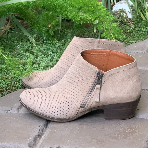 🌺Lucky Brand Beige Perforated Ankle Boots - Picture 1 of 6